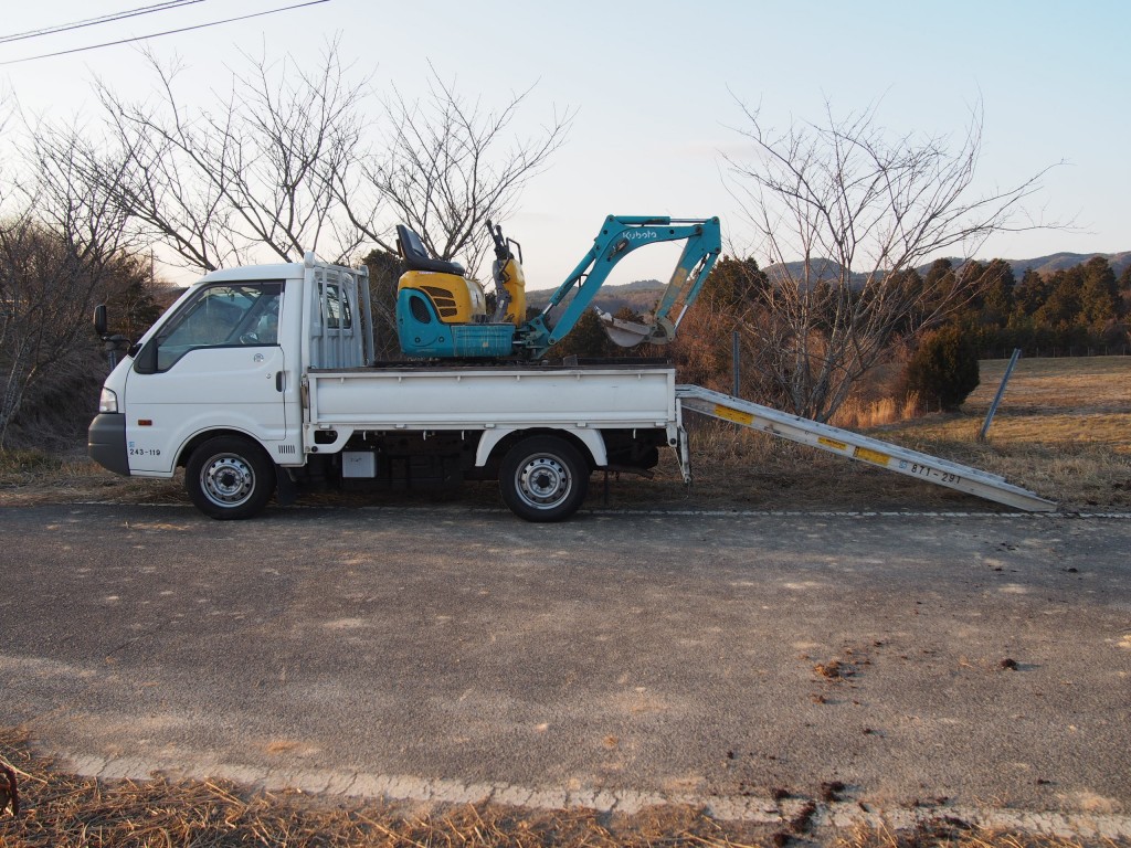 ユンボをトラックに乗せる天空のピオーネ農園