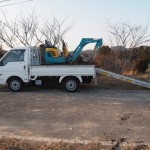 ユンボをトラックに乗せる天空のピオーネ農園
