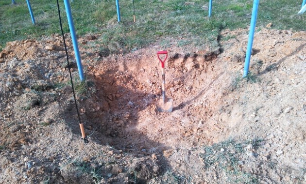 スコップで掘る