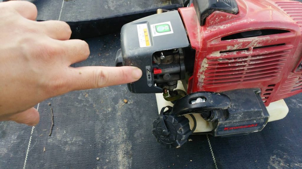 草刈機キャブガソリン抜く